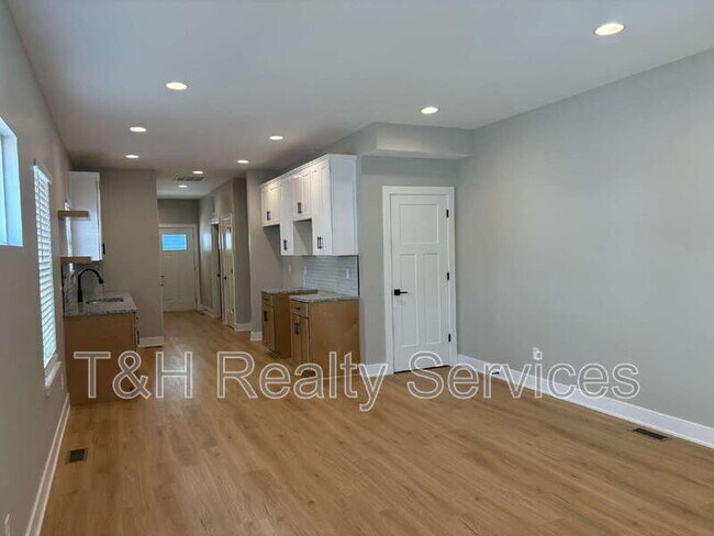 Building Photo - 621 W 39th St