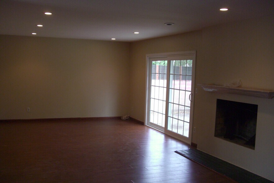 Building Photo - 9224 Sophia Ave