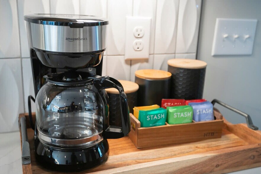 Building Photo - 1405 Napoleon St