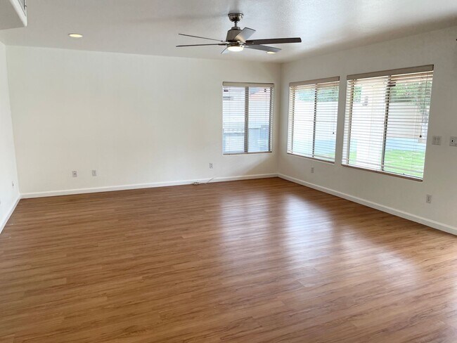 Building Photo - Stunning 4 Bedroom/2.5 Bath Home In Phoeni...