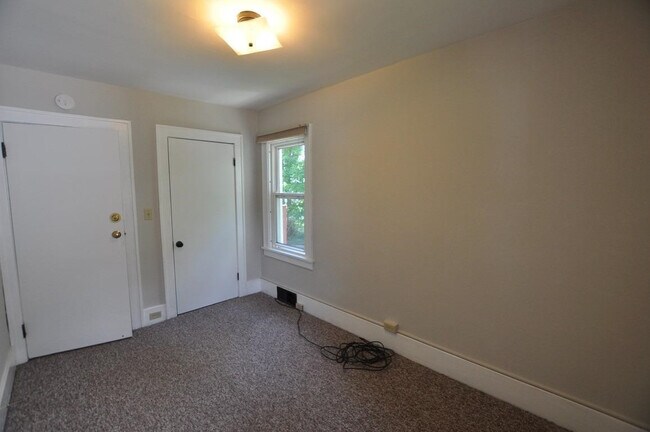 Building Photo - 921 Sylvan Ave