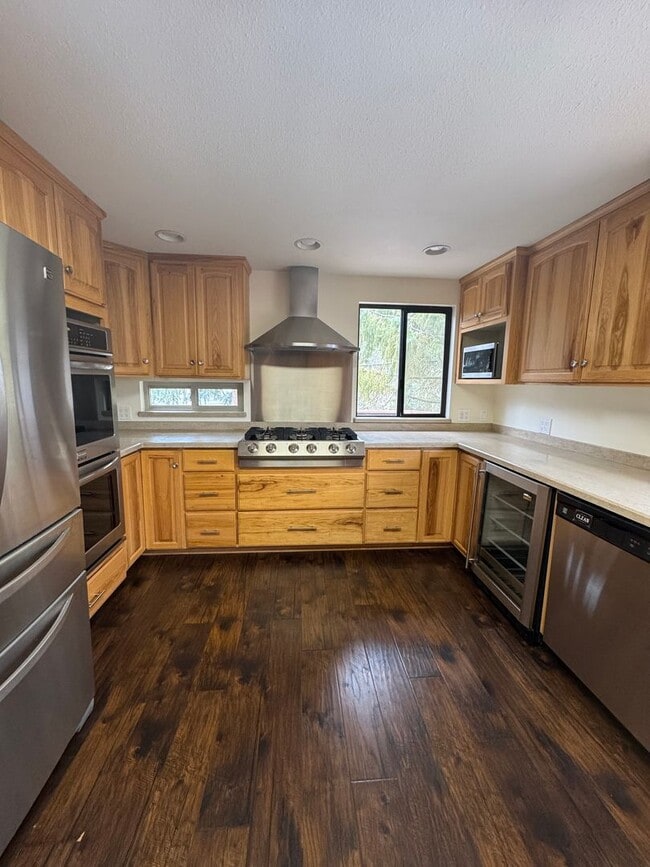 Building Photo - 3 Bdrm, 3 Bath home in Lynnewood with Gourmet Kitchen, 3 miles to Sky Lakes Medical Ctr and OIT