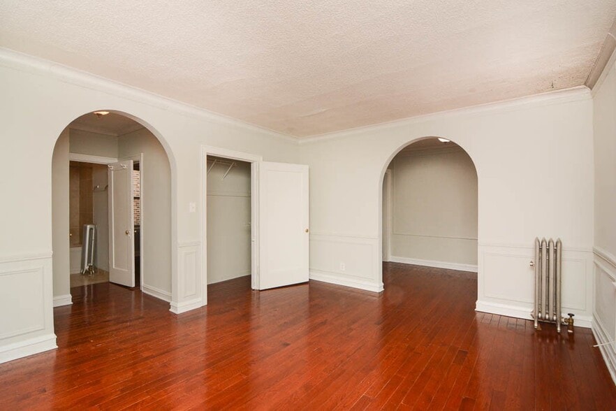 Building Photo - 551.5 W Surf St