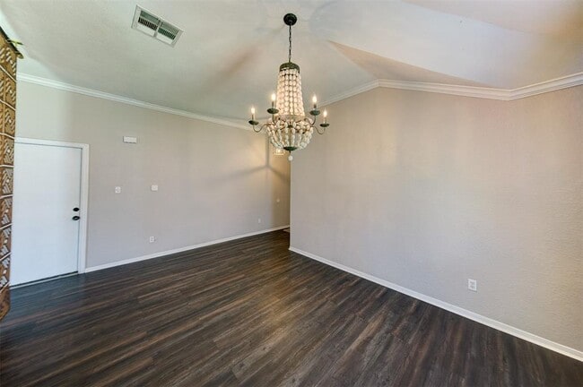 Building Photo - 402 Live Oak Ln