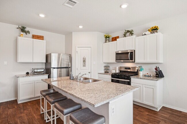 Building Photo - "Rent to Own this Charming 3-Bed Oasis with 18 month lease!*"