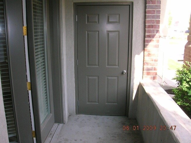 Building Photo - Great Condo with Tile & Granite