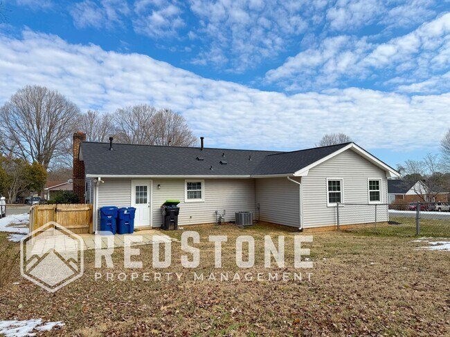 Building Photo - 136 Westview Dr