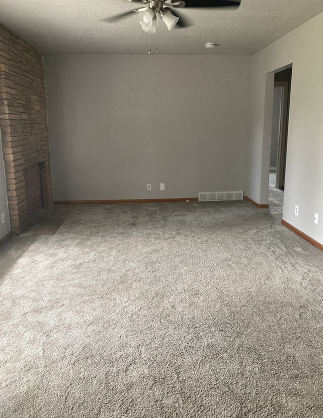 Building Photo - Spacious 3 bedroom 1.5 bathroom home