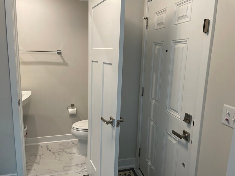 Building Photo - 1213 Bradburn Dr