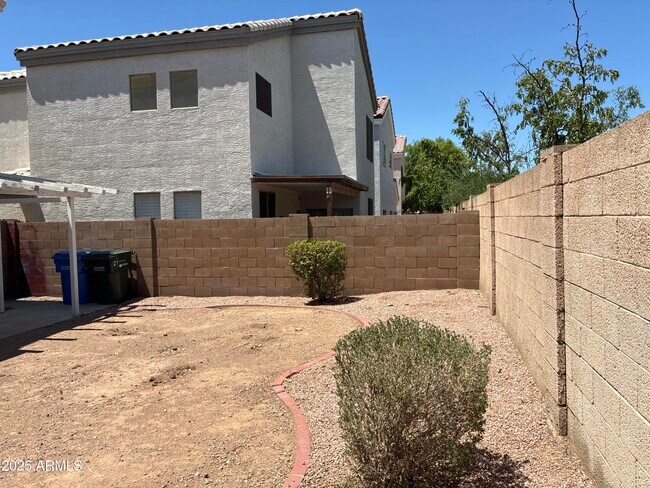 Building Photo - 1750 W Union Hills Dr