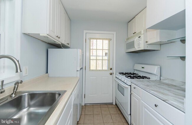 Building Photo - 908 S Highland St