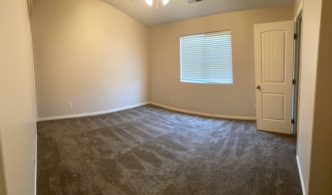 Building Photo - Very nice 3 bedroom 2.5 bath townhome in g...