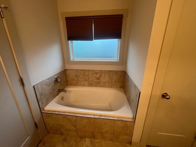Building Photo - WOW! Look at this property ! You cant beat this price!