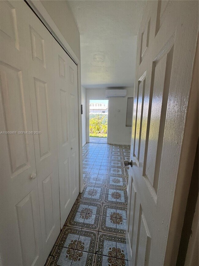 Building Photo - 3690 SW 14th St