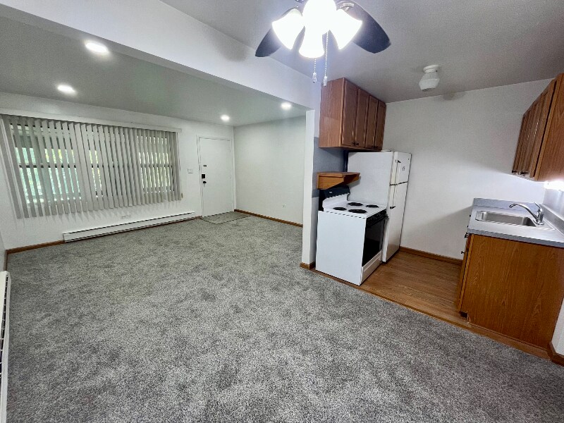 Building Photo - 8821 Schneider Ave