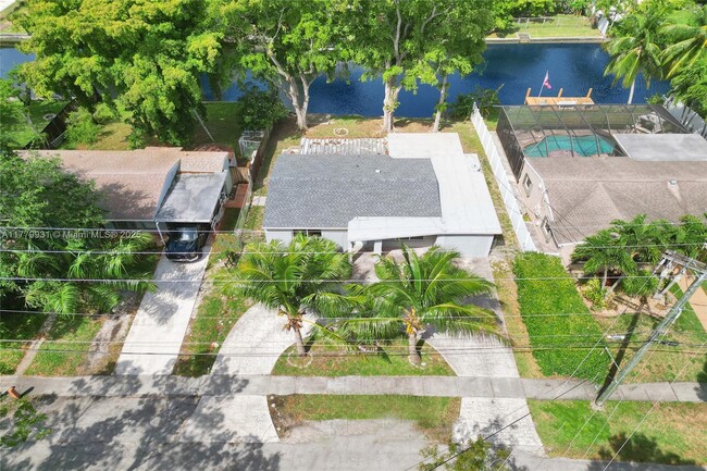 Building Photo - 924 N 30th Rd