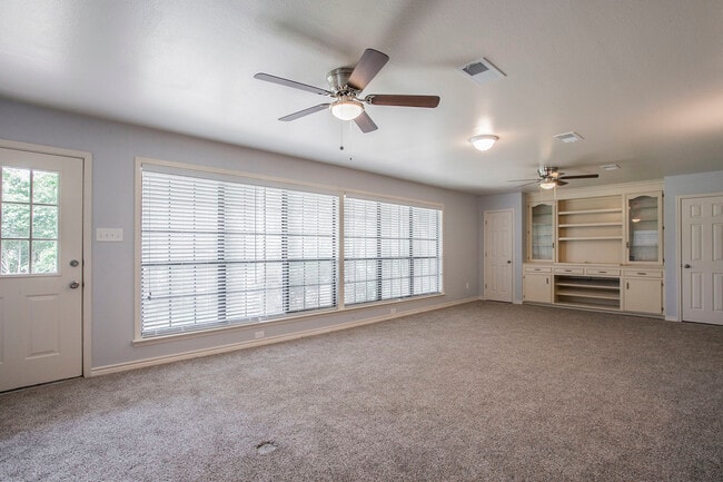 Building Photo - 202 Live Oak Dr
