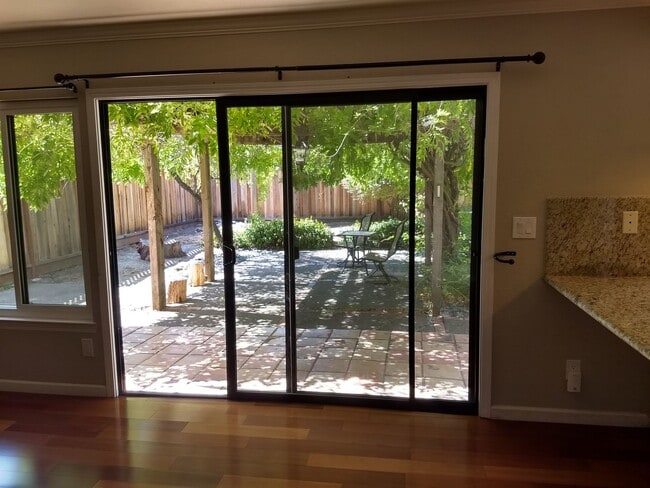 Building Photo - Updated 3 Bed 2.5 Bath Home!