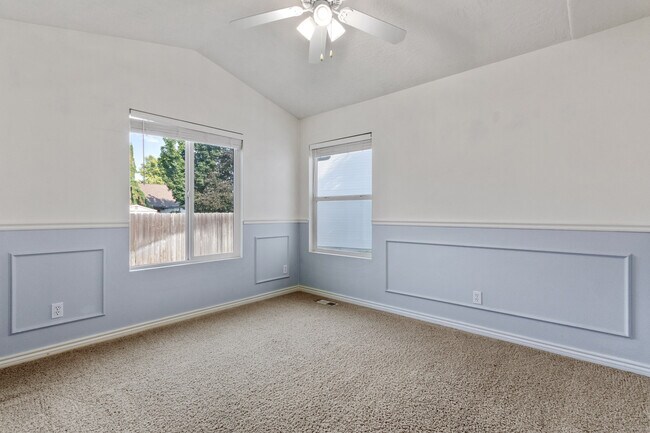 Building Photo - 2119 W Roberts Ave