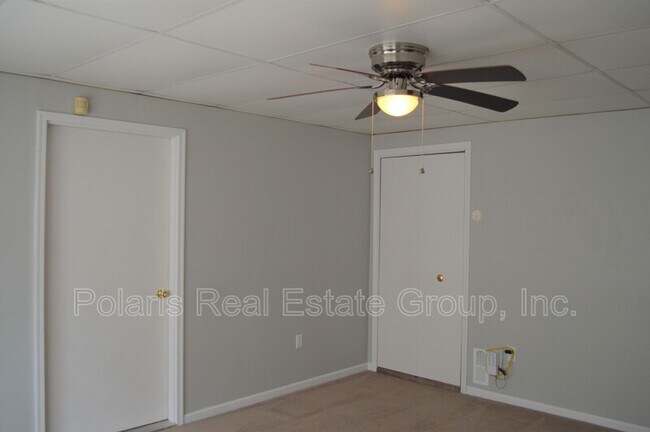 Building Photo - 6057 Rosslyn Ave