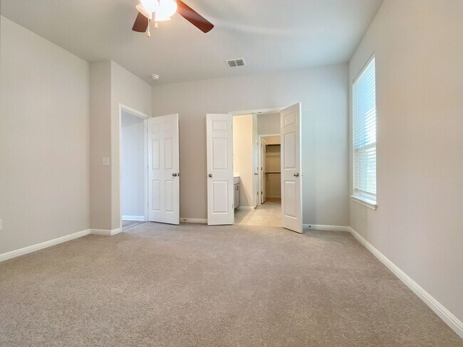 Building Photo - Beautiful and Spacious 4/BR 3.5/BA Modern ...