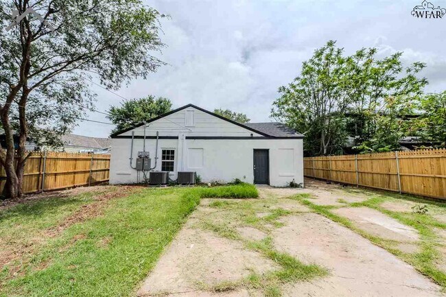 Building Photo - 2130 1/2 Ave H