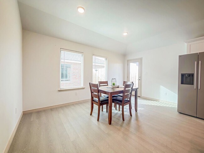 Building Photo - The Perfect Blend of Function and Luxury