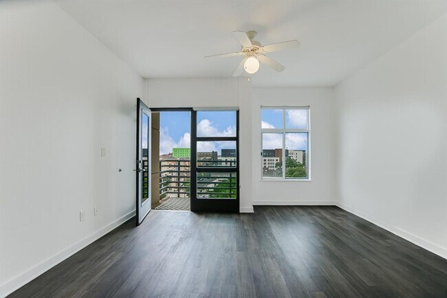 Building Photo - 711 W 26th St