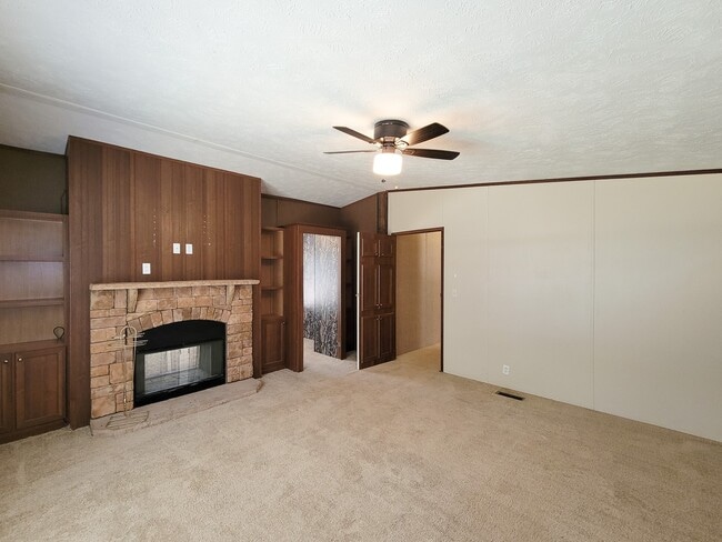 Building Photo - 10754 Lake Shore Dr