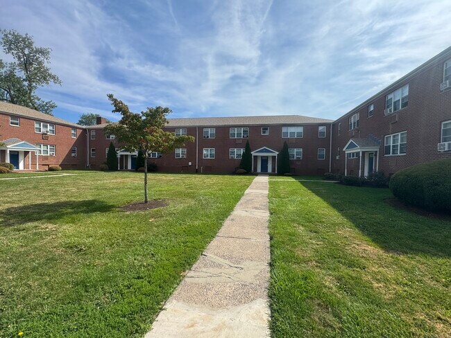 Building Photo - 20 Clermont St