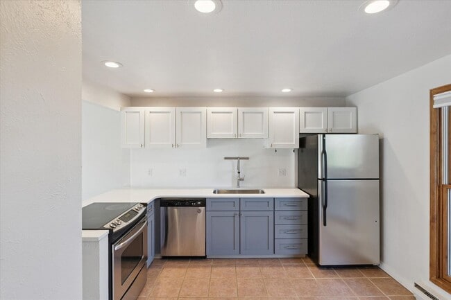 Building Photo - (PRICE DROP) Beautiful & Large 4-Bd 2.5-Ba...
