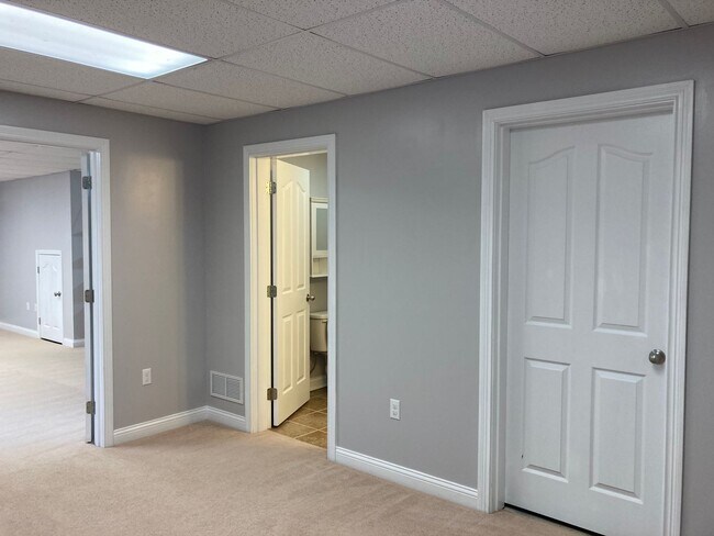 Building Photo - 100 Twin Lakes Dr