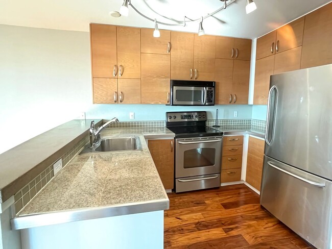 Building Photo - 2 bed/1bath Belltown full waterfront view ...