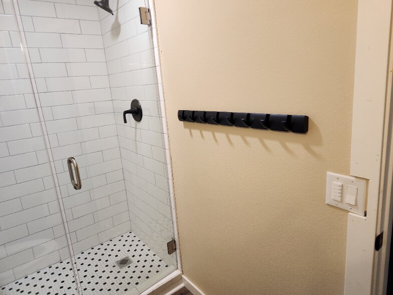 Building Photo - 974 SE Roberts Ave