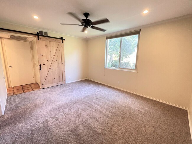 Building Photo - Spacious Condo at Collwood Villas!
