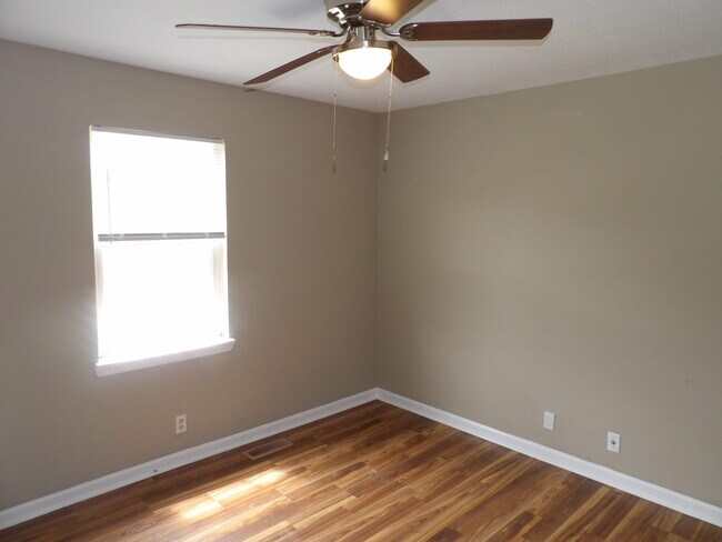 Building Photo - 400 Freedom Dr
