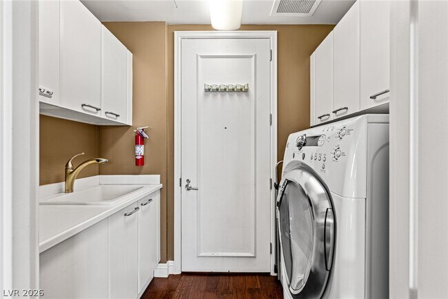 Building Photo - 2777 Paradise Rd