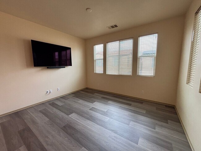 Building Photo - *** $500 Move in special if lease is signe...