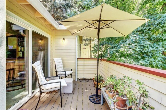 Building Photo - Very Desirable Woodbridge Townhouse in Nevada City
