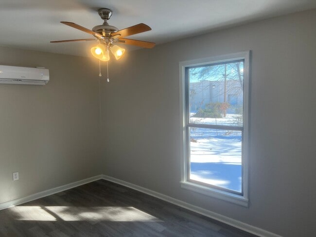 Building Photo - 3 Bed 1 Bath Home