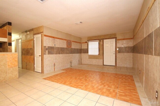 Building Photo - 130 E 9 Mile Rd