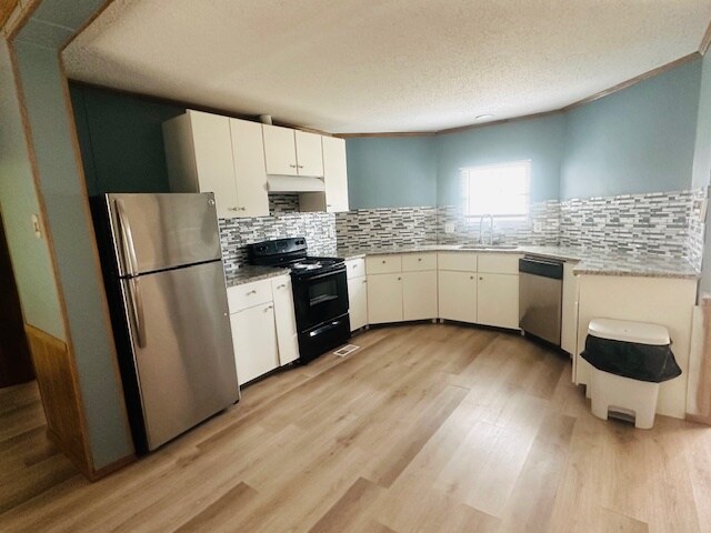 Kitchen - 16163 Carole Dr