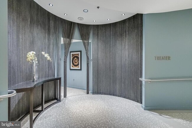 Building Photo - 5750 Bou Ave