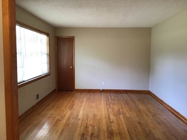 Building Photo - 10 Hampton Dr