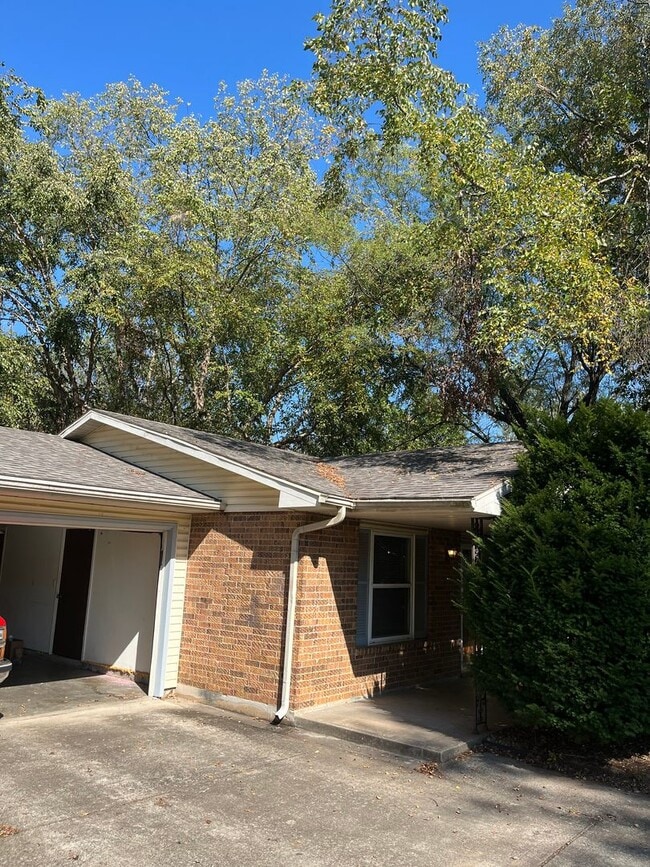 Building Photo - Spacious 3 bedroom house in SW Springfield!