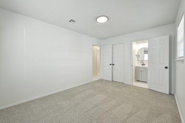 Building Photo - 2525 SE 47th St