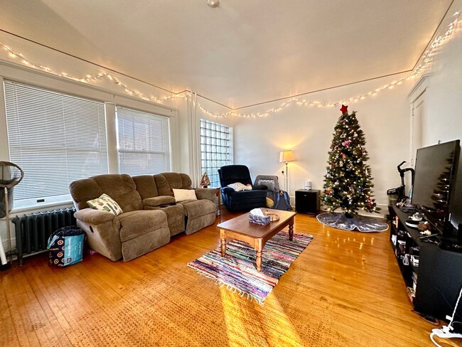 Building Photo - AVAILABLE JUNE - 3 Bed 1 Bath in Central Location