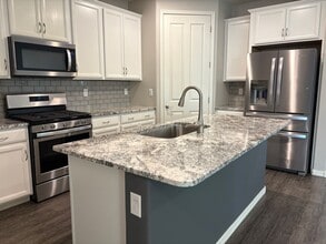 Building Photo - Northwest 3 Bedroom