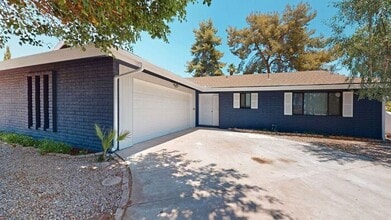 Building Photo - 3 bedroom 2 bath home situated on the Golf Course!