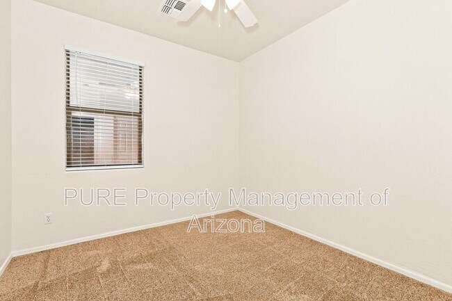 Building Photo - 1136 E Nickleback St